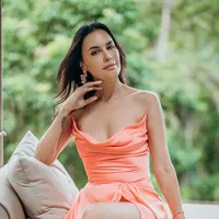 Tak ayal jika banyak yang terpukau melihat Sophia Latjuba berpose di foto-foto di Instagramnya. Aura yang ditampilkannya memberi kesan elegan, natural, feminin dan berjiwa muda. (FOTO: instagram.com/sophia_latjuba88/)