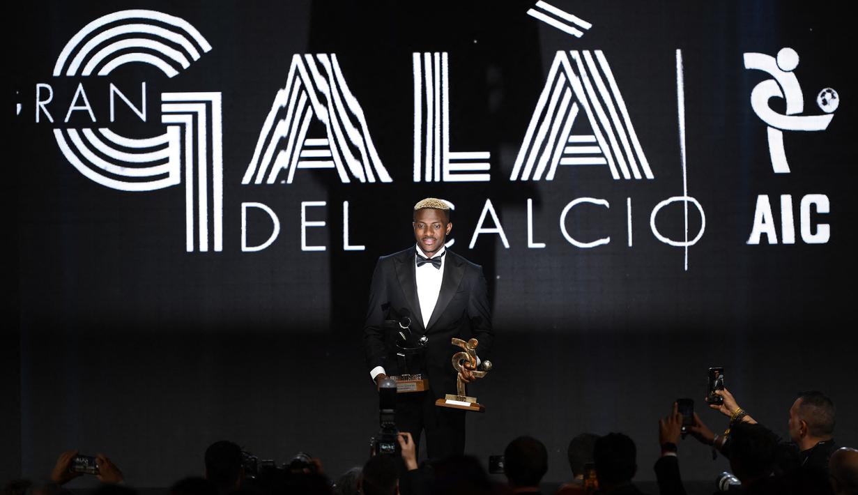 Pemain Napoli, Victor Osimhen mendapatkan penghargaan pemain terbaik Serie A 2023 saat Italian Footballers Association (AIC) Awards 2023 di Milan, Italia, Selasa (05/12/2023) WIB. (AFP/Marco Bertorello)