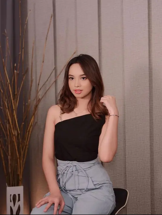 <p>High waist pants adalah pilihan yang tepat untuk kamu yang ingin terlihat lebih tinggi.&nbsp;(instagram/lyodraofficial)</p>