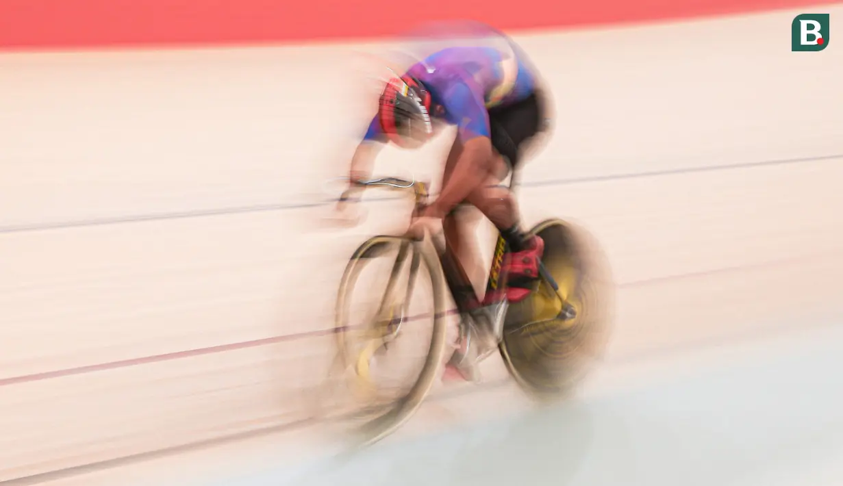 Pebalap putra Indonesia, Dika Alief Dhentaka memacu sepedanya saat berlatih untuk persiapan UCI Track Nations Cup 2023 di Jakarta International Velodrome, Rawamangun, Jakarta Timur, Kamis (16/02/2023). Ajang UCI Track Nations Cup 2023 akan berlangsung pada 23-26 Februari 2023. (Bola.com/Bagaskara Lazuardi)