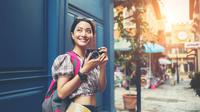 Ilustrasi perempuan yang sedang traveling atau menjelajah dunia | copyright freepik.com/jcomp