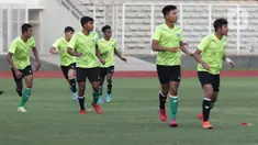 Pesepak bola yang tergabung dalam Timnas Indonesia U-19 saat berlatih di Stadion Madya Gelora Bung Karno, Jakarta, Selasa (21/6/2022). Timnas Indonesia U-19 akan mengarungi Piala AFF U-19 2022 yang digelar pada 2-15 Juli 2022 mendatang. (Liputan6.com/Helmi Fithriansyah)
