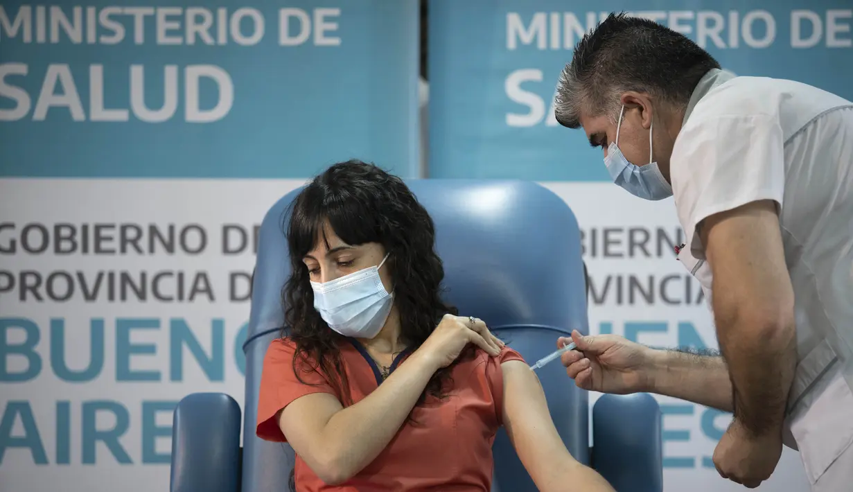 Seorang petugas medis menerima suntikan vaksin COVID-19 di Buenos Aires, Argentina, 29 Desember 2020. Dua dokter, Francisco Traverso dan Flavia Loiacono, menjadi orang-orang pertama yang divaksin COVID-19. (Xinhua/Martin Zabala)