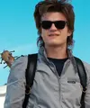 Joe Keery menjanjikan hal konyol jika David Harbour memenangkan pialan Golden Globe dalam kategori best supporting actod di serial TV. (ScreenRant)