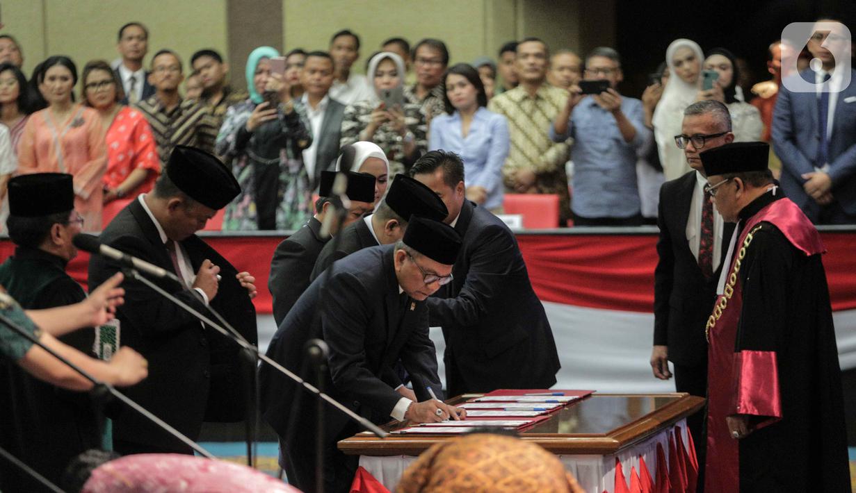 Pimpinan DPRD DKI Jakarta menandatangani berkas usai diambil sumpahnya saat pelantikan di Gedung DPRD DKI Jakarta, Senin (14/10/2019). Ketua DPRD DKI Jakarta kembali dijabat oleh Prasetio Edi Marsudi. (Liputan6.com/Faizal Fanani)