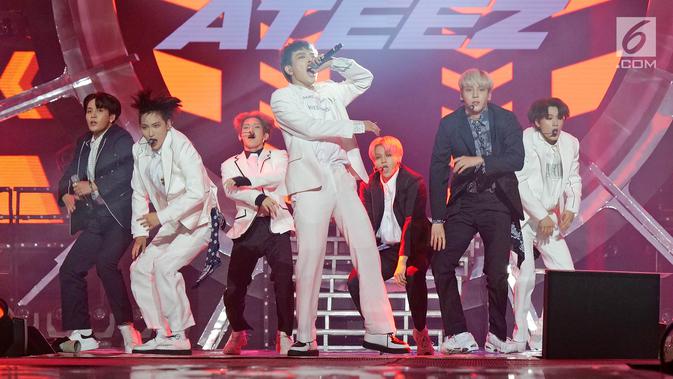 Boy Band asal Korea Ateez menghibur penonton pada Konser 