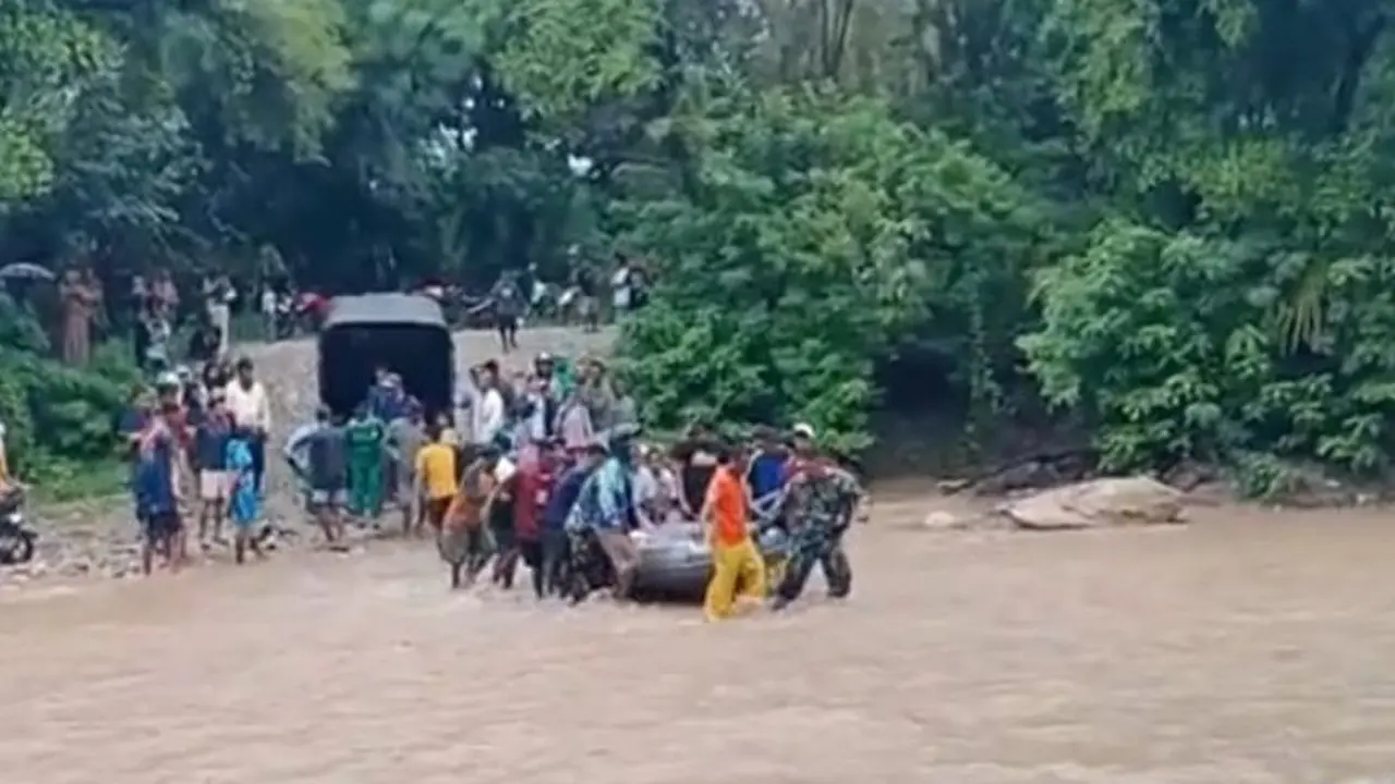 Ibu Hamil Terobos Sungai