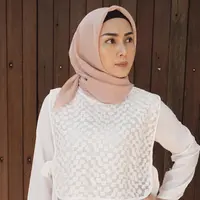 Siapa sih yang tak kenal dengan Fenita Arie? Lantaran wanita cantik ini sering muncul di berbagai acara televisi. Kemampuannya dalam dunia presenter memang tak perlu diragukan lagi. (Foto: instagram.com/ariekuntung)