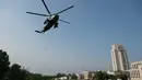 Helikopter Marine One yang membawa Presiden AS, Donald Trump tiba di Pusat Medis Militer Nasional Walter Reed, Maryland, Senin (14/5). Melania Trump, istri Donald Trump, menjalani operasi untuk menyembuhkan kondisi ginjalnya. (AFP/SAUL LOEB)