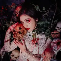 Ranty Maria tampak mengenakan gaun putih yang dihiasi mutiara. Namun set photoshoot kali ini disulap sedemikian rupa agar terlihat semakin seram dan mengerikan. [Foto: instagram.com/fdphotography90/sry]