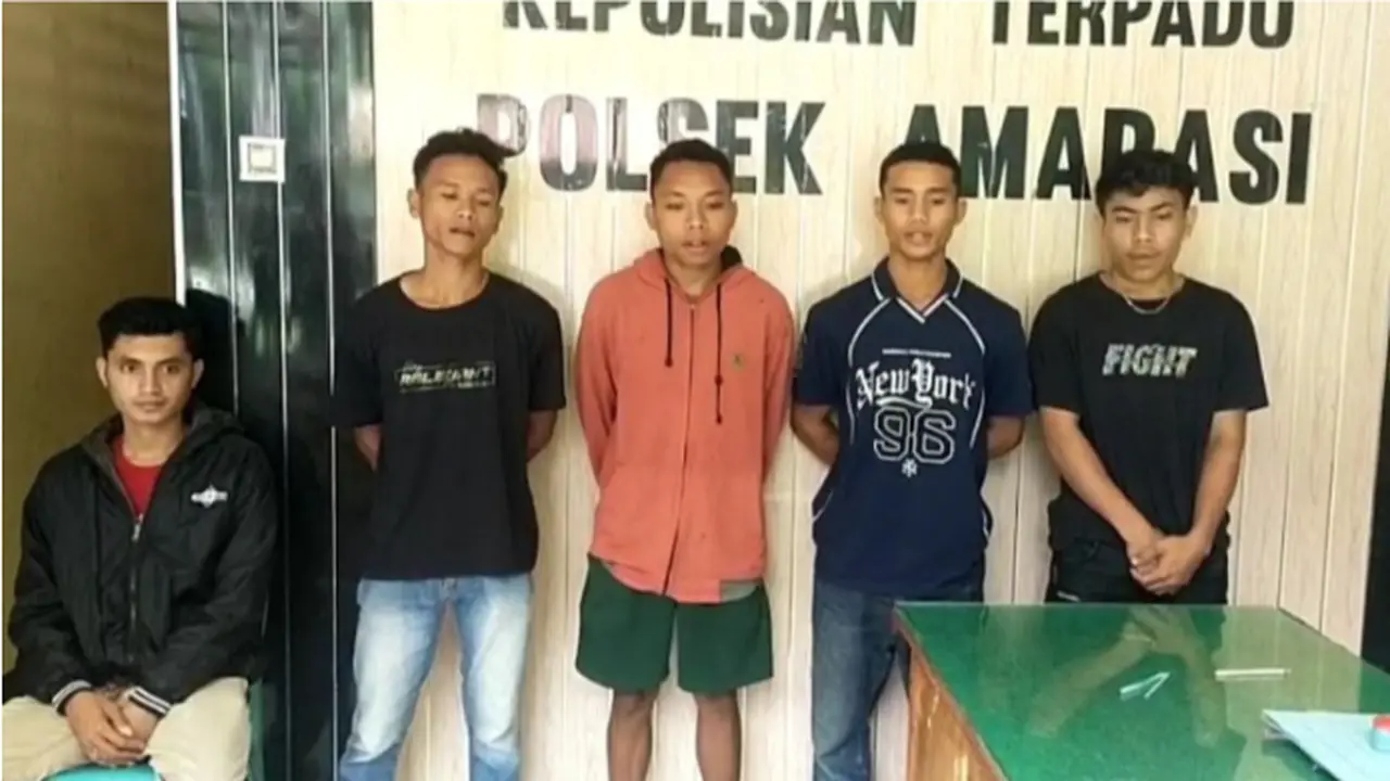 Empat pemuda pesta meras di Puskesmas. (Liputan6.com/Ola Keda)