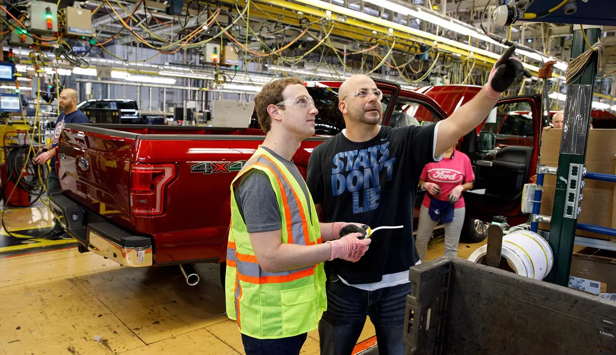 Mark Zuckerberg berbincang dengan salah satu pegawai Ford saat kunjungan ke pabrik mobil pikap legendaris Ford F-150 di Dearborn, Michigan, AS. (Facebook/Mark Zuckerberg)
