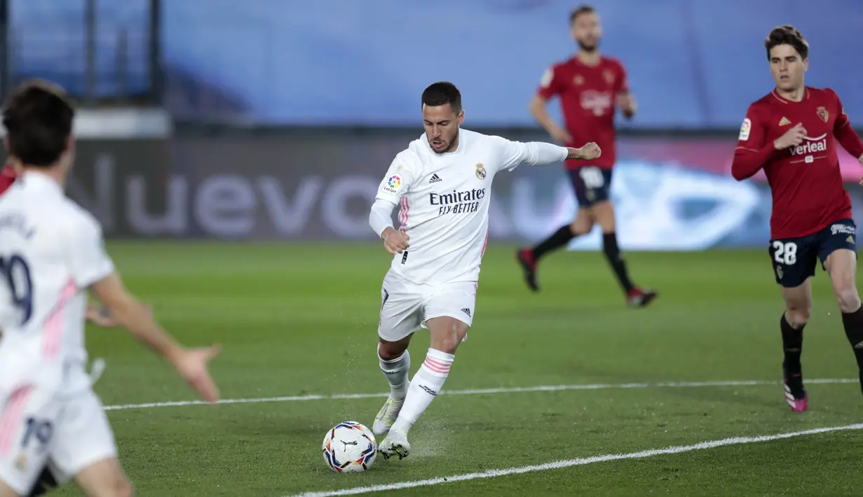 Eden Hazard yang baru pulih dari cedera langsung menunjukkan kualitasnya dengan tendangan kerasnya ke gawang Osasuna. (Foto: AP/Bernat Armangue)