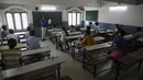 Suasana kegiatan belajar mengajar di kelas saat sekolah dibuka kembali setelah ditutup selama berbulan-bulan karena pandemi COVID-19 di Ahmedabad, India, Senin (11/1/2021). Negara bagian Gujarat telah membuka kembali sekolah hanya untuk kelas 10 dan 12. (AP Photo/Ajit Solanki)