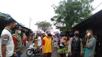 Satgas penanganan Covid-19 Kota Bekasi mengawasi pelaksanaan protokol kesehatan di salah satu pasar tradisional. (Foto: Liputan6.com/Bam Sinulingga)