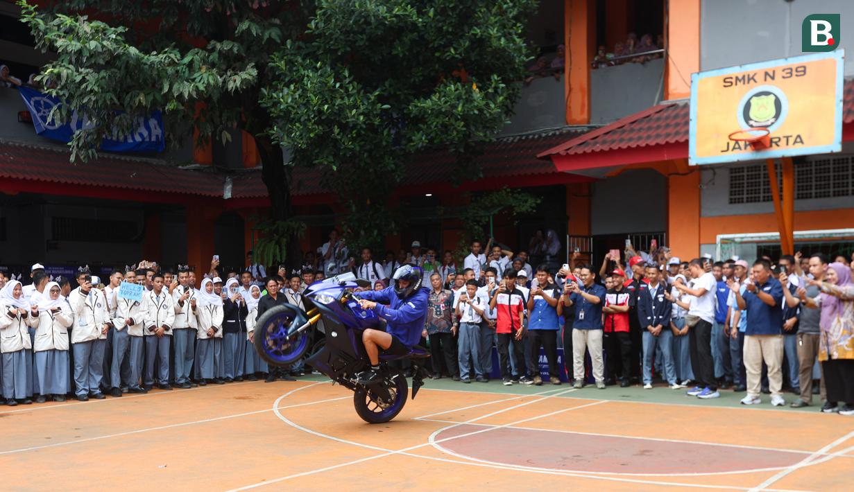 Pembalap rookie Prima Pramac Racing, Toprak Razgatlioglu, melakukan aksi freestyle saat mengunjungi SMK Negeri 39 Jakarta di kawasan Cempaka Putih, Jakarta Pusat, Selasa (20/1/2026). (Bola.com/M Iqbal Ichsan)