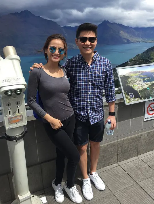 Acha Septriasa dan Vicky Kharisma resmi menikah pada 11 Desember 2016. Mereka sempat LDR lantaran keduanya hidup di negara yang berbeda. (foto: instagram.com/acha.septriasa)