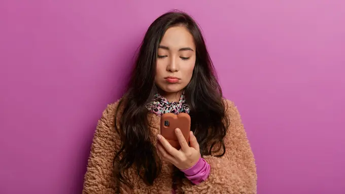 wanita februari ungu