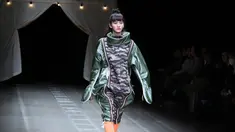 Model berjalan di atas catwalk mengenakan busana karya Yurie Fujita, Katsuya Miyazaki dan Futaba Hongo pada Koleksi Musim Gugur / Musim Dingin 2018 di Tokyo Fashion Week di Tokyo, Jepang (19/3). (AP Photo / Koji Sasahara)