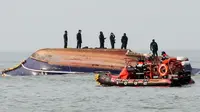 Anggota penjaga pantai Korea Selatan mencari orang hilang setelah sebuah kapal nelayan bertabrakan dengan sebuah kapal tanker bahan bakar di laut dekat kota pelabuhan barat Incheon pada 3 Desember 2017. (Foto: AFP)