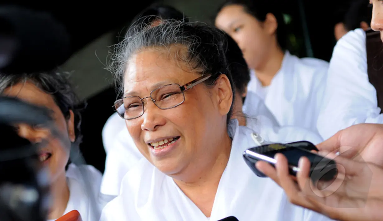 Lia Aminnuddin atau Lia Eden menyambangi kantor KPK, Jakarta, Senin (16/2/15). Kedatangan LIa Eden untuk mendoakan KPK.(Liputan6.com/Faisal R syam)
