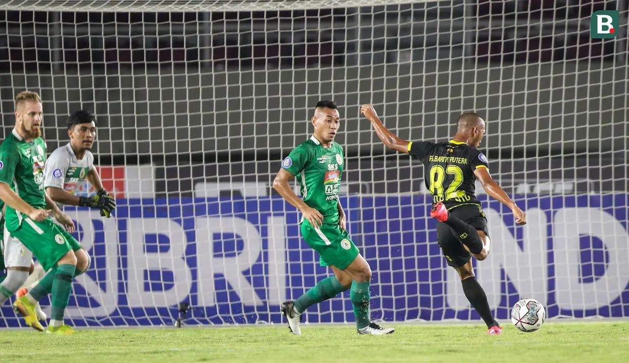Barito Putera unggul lebih dulu pada menit ke-17. Sontekan Beni Oktovianto berhasil menggetarkan gawang PSS Sleman. (Bola.com/Bagaskara Lazuardi)