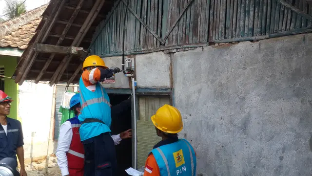BUMN Bersinergi memberikan penyambungan listrik gratis rumah masyarakat tidak mampu. (Pebriaanto Eko Wicaksono/Liputan