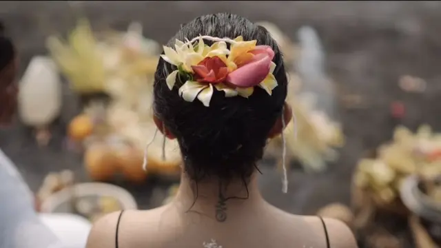 Ariel Tatum Tutup Bulan Ulang Tahun dengan Melukat di Bali. [@arieltatum]