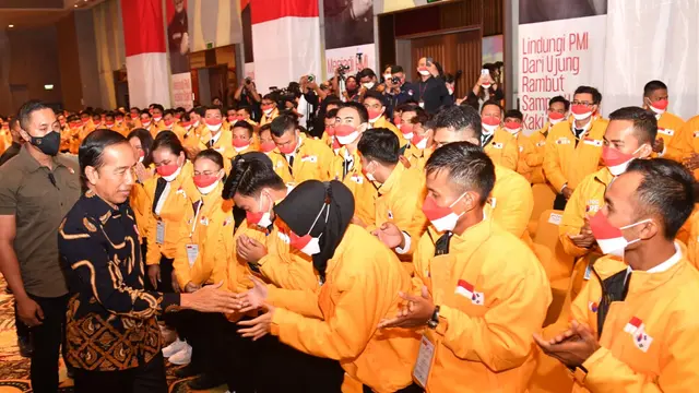 Presiden Jokowi Menyalami Pekerja Migran Indonesia