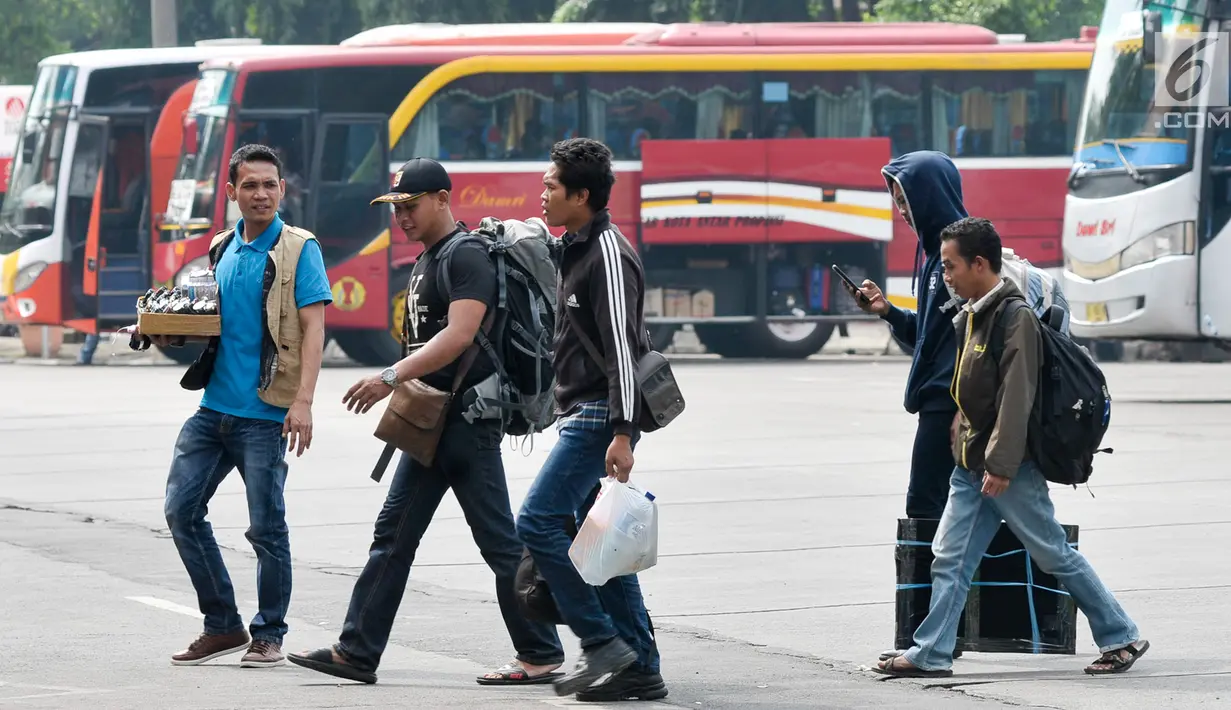 Penumpang saat ingin menaiki bus di Terminal Kampung Rambutan, Jakarta Timur, Rabu (14/6). Sebagian warga memilih mudik lebih awal untuk menghidari kemacetan pada puncak arus mudik lebaran nanti. (Liputan6.com/Yoppy Renato)