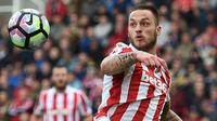 Striker Stoke, Marco Arnautovic, mengontrol bola saat melawan Hull pada laga Premier League di Stadion Bet365, Stoke, Sabtu (15/4/2017). (AFP/Oli Scarff)
