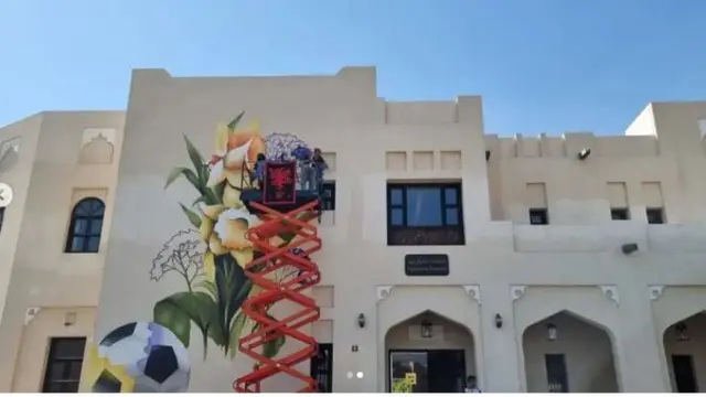 Kolaborasi Seniman Inggirs dan Qatar Bikin Mural Setinggi 13 Meter di Piala Dunia 2022