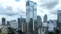 Deretan gedung bertingkat terlihat mulai memadati ibukota Jakarta, Sabtu, (1/10). Jakarta menjadi kota yang paling banyak memiliki gedung setinggi 200 meter atau lebih. (Liputan6.com/Fery Pradolo)