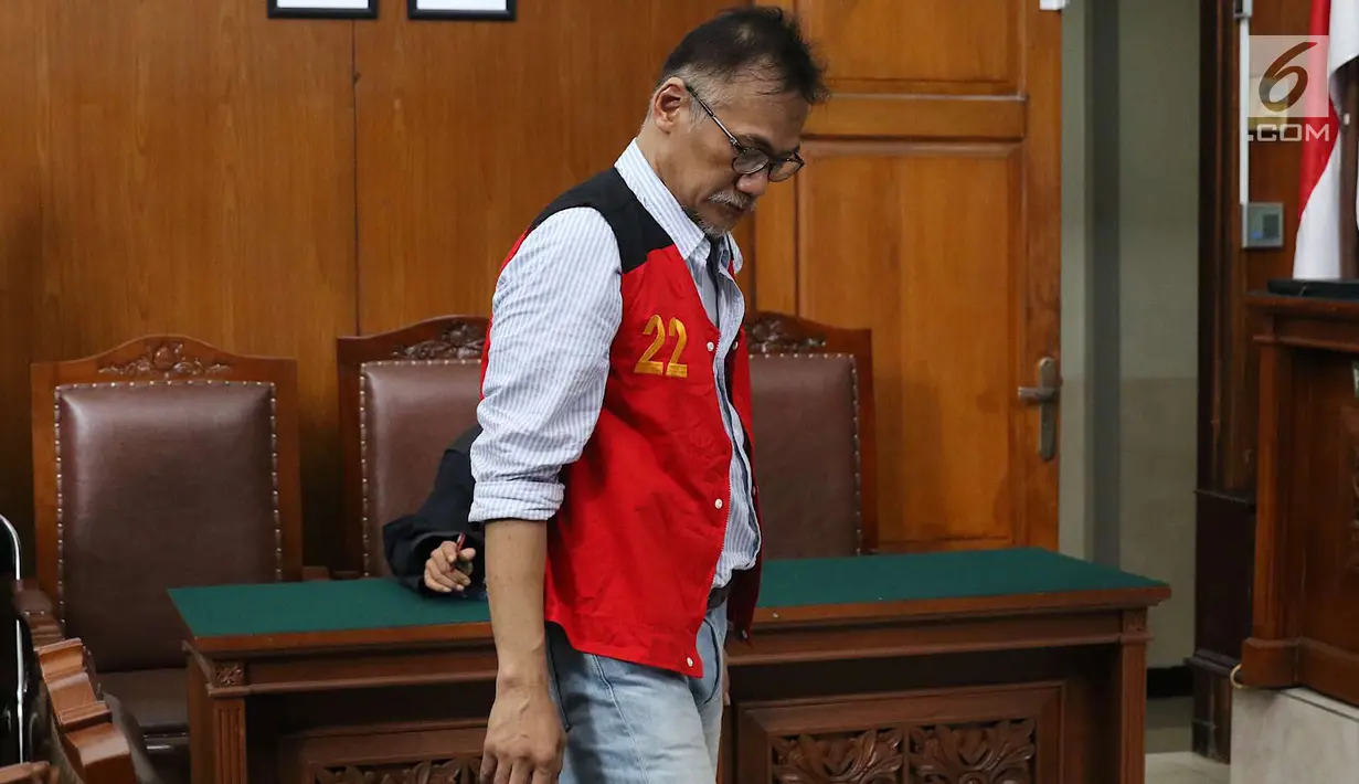 Aktor Tio Pakusadewo bersiap menjalani sidang lanjutan kasus penyalahgunaan narkoba di PN Jakarta Selatan, Kamis (19/7). Penundaan sidang putusan ini karena salah seorang anggota majelis hakim tidak hadir dan sedang sakit. (Liputan6.com/Immanuel Antonius)
