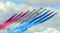 Tim aerobatik "The Red Arrows" beraksi di pembukaan  pameran dirgantara Farnborough di Hampshire, Inggris, (14/7/2014). (AFP PHOTO/Carl Court)