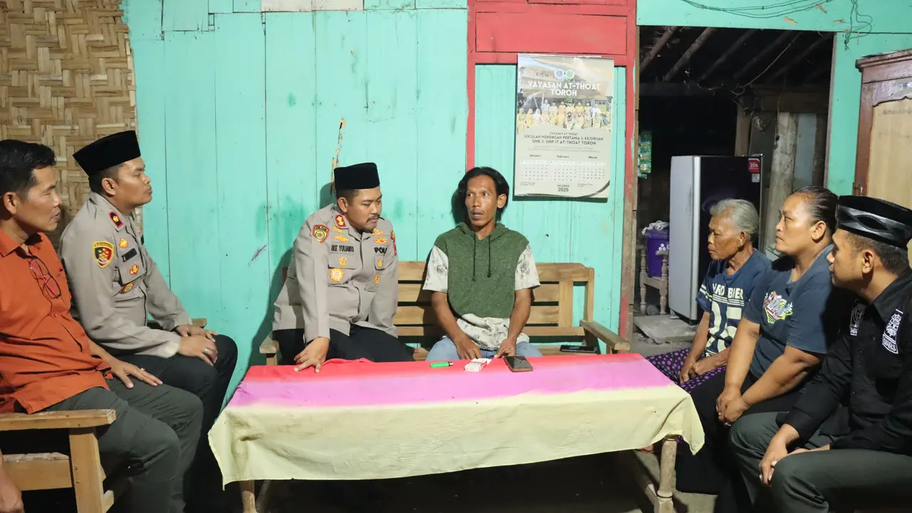 Kapolres Grobogan AKBP Ike Yulianto bersama jajaran bersama Kusyanto pencari bekicot yang viral saat diinterogasi dengan cara dicekik dan dibentak-bentak oleh seorang anggota polisi. (Foto: Liputan6.com/ Humas Polda Jateng)