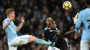 Gelandang West Ham, Michail Antonio, berebut bola dengan gelandang Manchester City, Kevin De Bruyne, pada laga Premier League di Stadion Etihad, Manchester, Minggu (3/11/2017). City menang 2-1 atas West ham. (AFP/Oli Scarff)