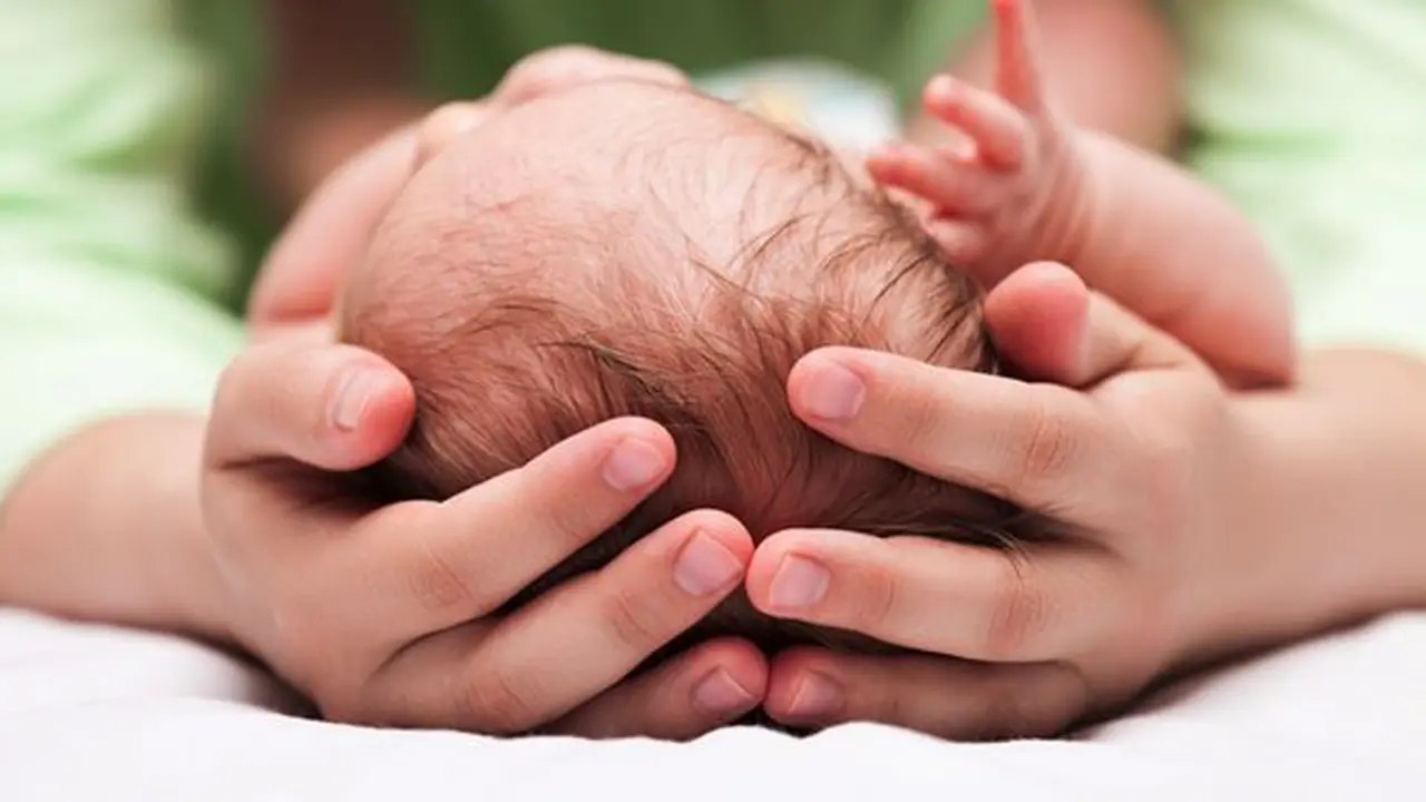 Menjenguk Bayi/Copyright Shutterstock
