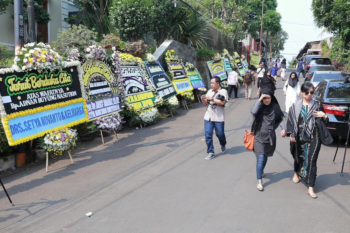 [Bintang] Karangan bunga duka di rumah Adnan Buyung Nasution