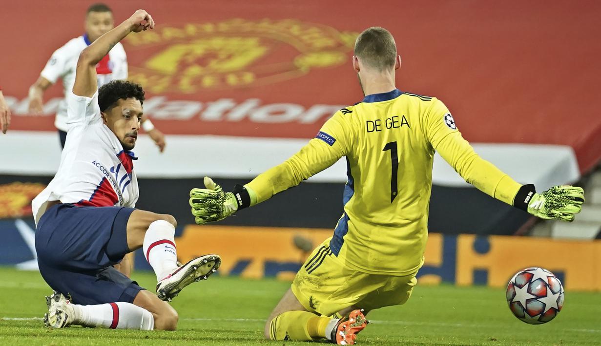 Bek Paris Saint-Germain, Marquinhos (kiri), mencetak gol kedua PSG ke gawang manchester United dalam laga lanjutan Liga Champions 2020/21 Grup H di Old Tarfford Stadium, Manchester, Rabu (2/12/2020) waktu setempat PSG menang 3-1 atas Manchester United. (AP/Dave Thompson)