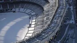 Bangku stadion Yankee yang tertutup salju tebal di  Bronx Borough, New York City, Amerika Serikat,  (5/1). Cuaca ekstrem dan terpaan Topan Bom membuat wilayah AS diselimuti salju cukup tebal. (John Moore/AFP)
