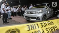 Tim Penyelidik dari Komnas HAM didampingi penyidik Polda Metro Jaya melakukan pemeriksaan mobil yang digunakan oleh polisi dan enam laskar Front Pembela Islam (FPI) dalam insiden Tol Jakarta-Cikampek KM 50 di Polda Metro Jaya, Jakarta, Senin (21/12/2020).