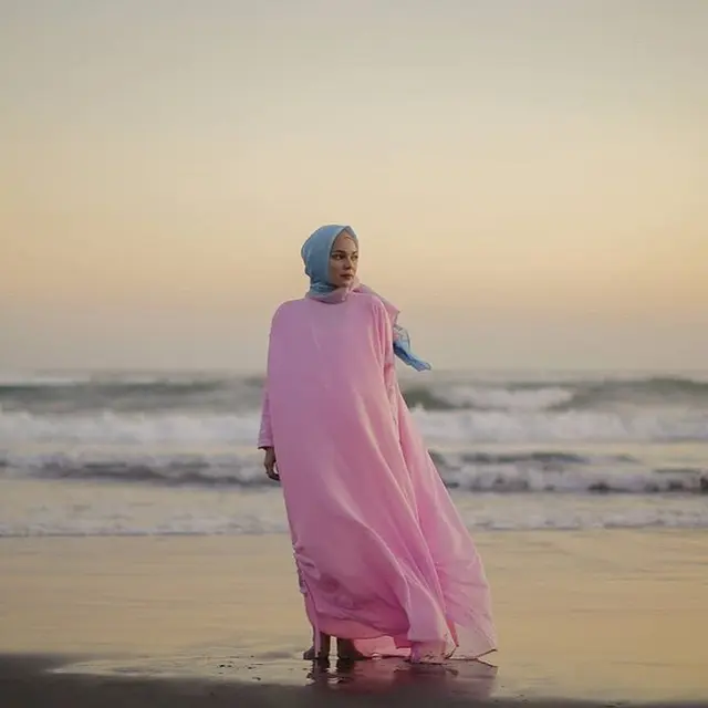 6 Gaya Hijab Dewi Sandra yang Tertutup, Jarang Unggah Foto Diri