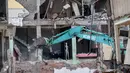 Hingga Jumat (12/9/2025), petugas gabungan di lapangan masih melakukan pendataan jumlah rinci bangunan rumah, jalan, jembatan maupun fasilitas publik yang rusak. Data sementara yang didapatkan sedikitnya ada 474 unit kios atau ruko yang terdampak. (SONNY TUMBELAKA/AFP)