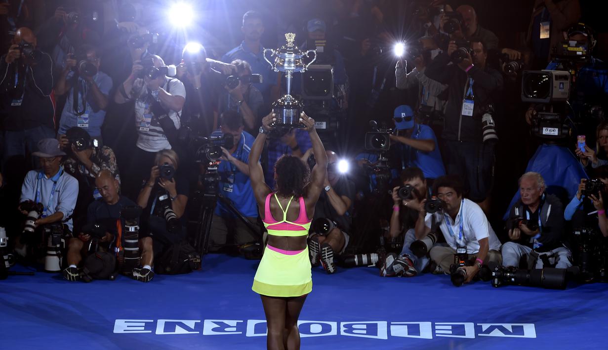 Serena Williams berpose dengan trofi juara Australia Terbuka 2015. (AP Photo/Andy Brownbill)