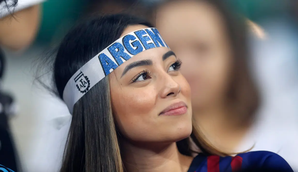 Suporter Argentina menunggu pertandingan sepak bola Grup B Copa America 2019 antara Argentina dengan Paraguay di Stadion Mineirao, Belo Horizonte, Brasil, Rabu (19/6/2019). (AP Photo/Natacha Pisarenko)