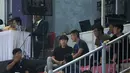 Pelatih Timnas Indonesia, Shin Tae-yong (tengah), didampingi asisten pelatih saat menyaksikan pertandingan pekan keempat BRI Liga 1 2023/2024 antara Dewa United melawan Persik Kediri yang berlangsung di Stadion Indomilk Arena, Tangerang, Jumat (21/7/2023). (Bola.com/Ikhwan Yanuar)