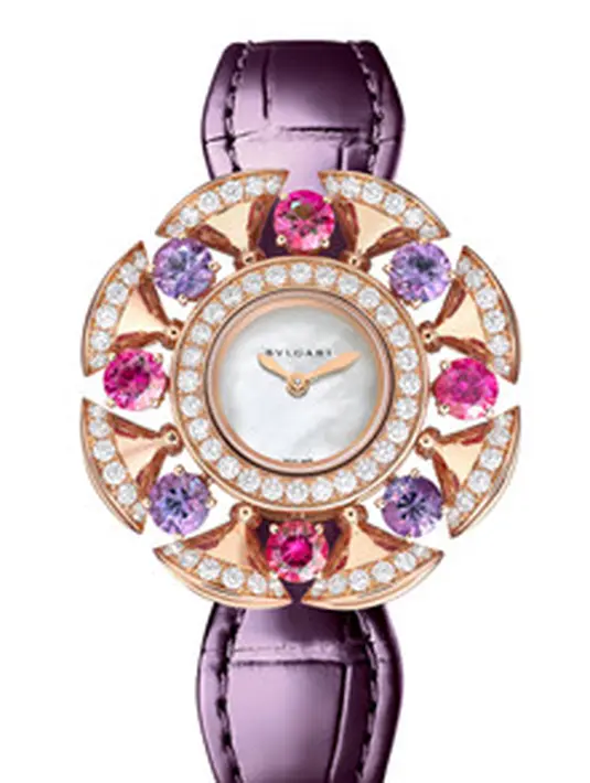 Tampil semakin mewah dengan jam tangan DIVAS' DREAM dengan topas dan tanzanites. [BVLGARI]