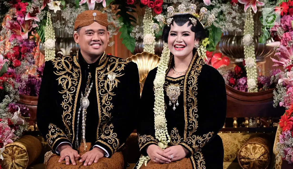 Pengantin Kahiyang Ayu dan Bobby Nasution tersenyum saat berada di pelampinan usai melangsungkan akad nikah di Graha Saba Buana, Solo, Rabu (8/11). (Liputan6.com/Pool/Jimboengphoto)