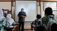 Presiden SBY berinteraksi dengan para siswa SMP Kuningan 1 di dalam kelas (Rumgapres/Abror Riski)